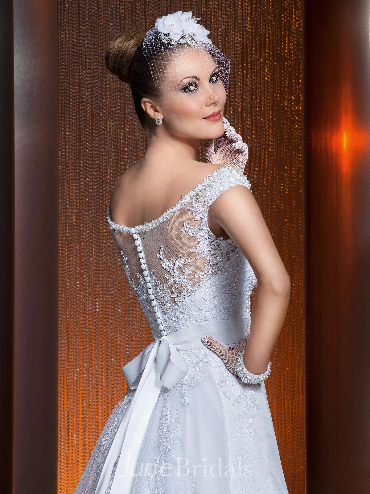 Gorgeous Scoop Lace Appliques A-Line Wedding Dress With Train