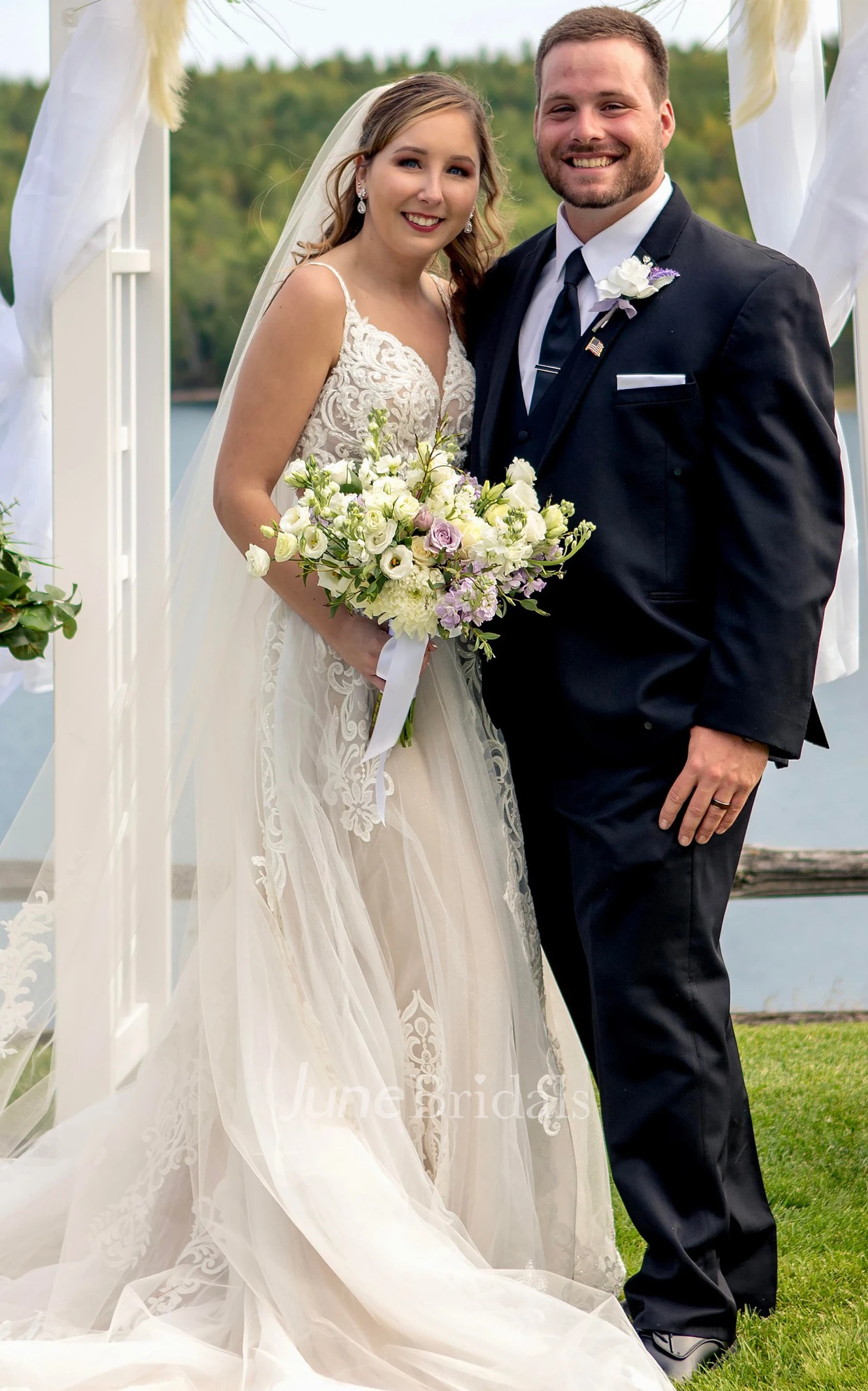 Elegant Country A-Line V-neck Tulle Wedding Dress With Spaghetti Straps And Open Back