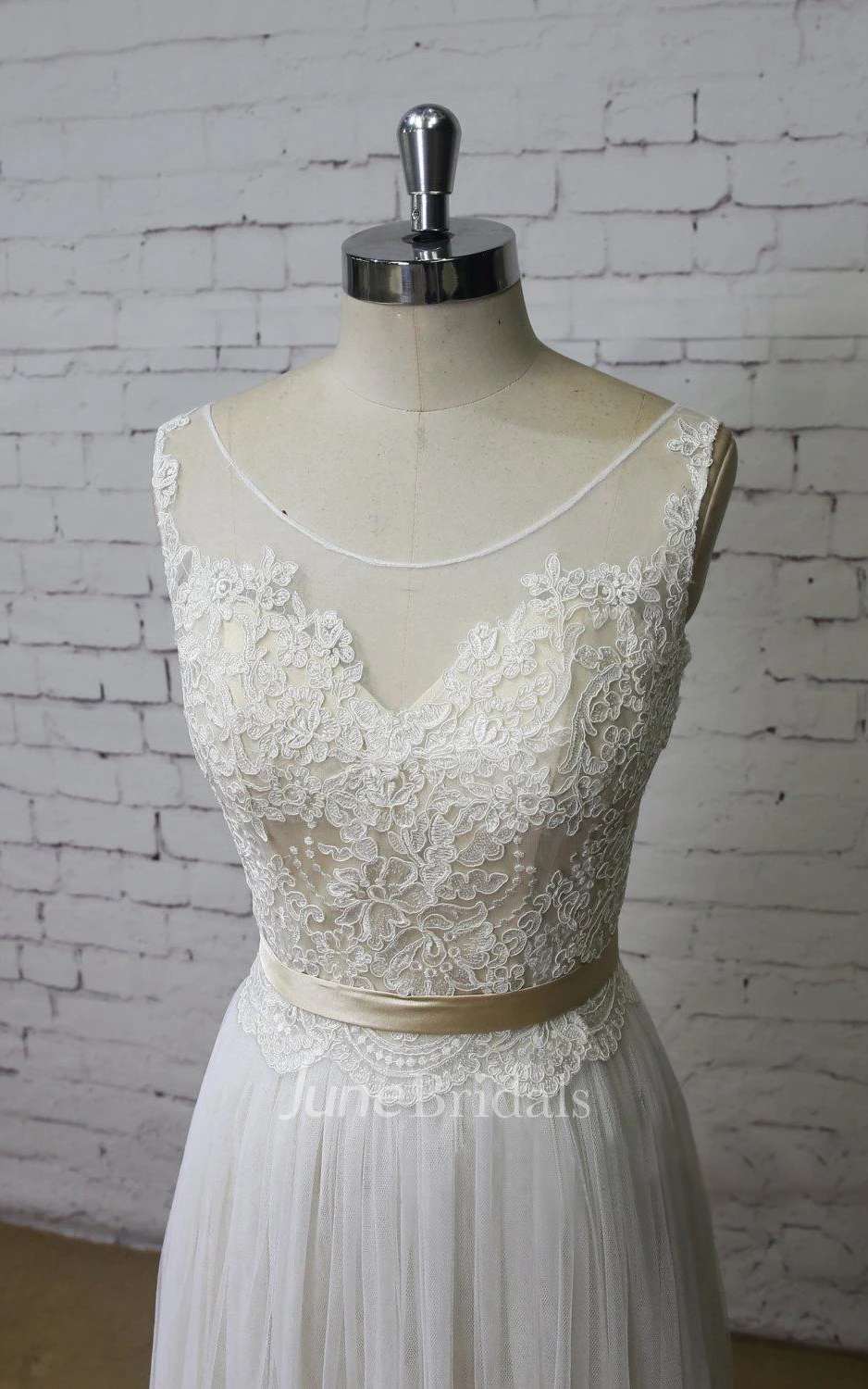 Scoop Neck Sleeveless Long A-Line Tulle Wedding Dress With Champagne Underlay