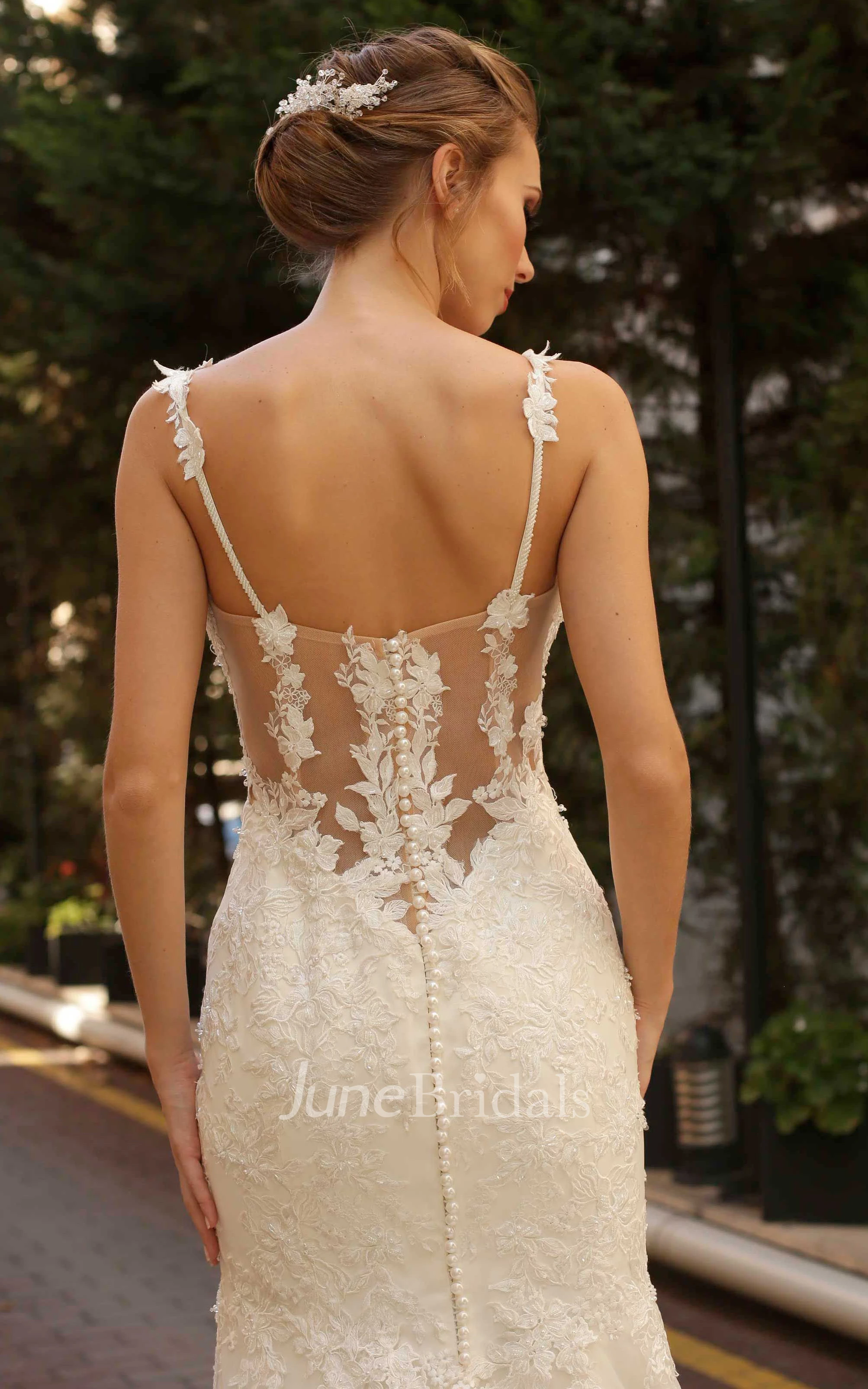 Romantic Sleeveless Court Train Tulle Mermaid Wedding Dress with Appliques