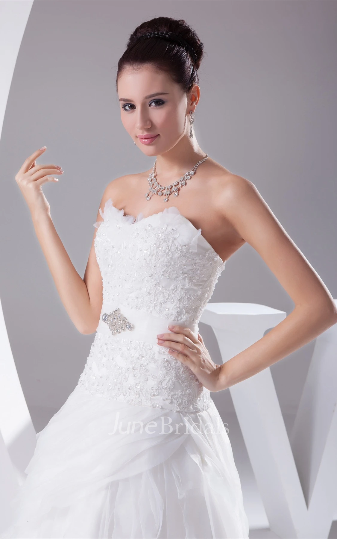 Sweetheart Appliqued A-Line Tulle Dress with Broach and Beading