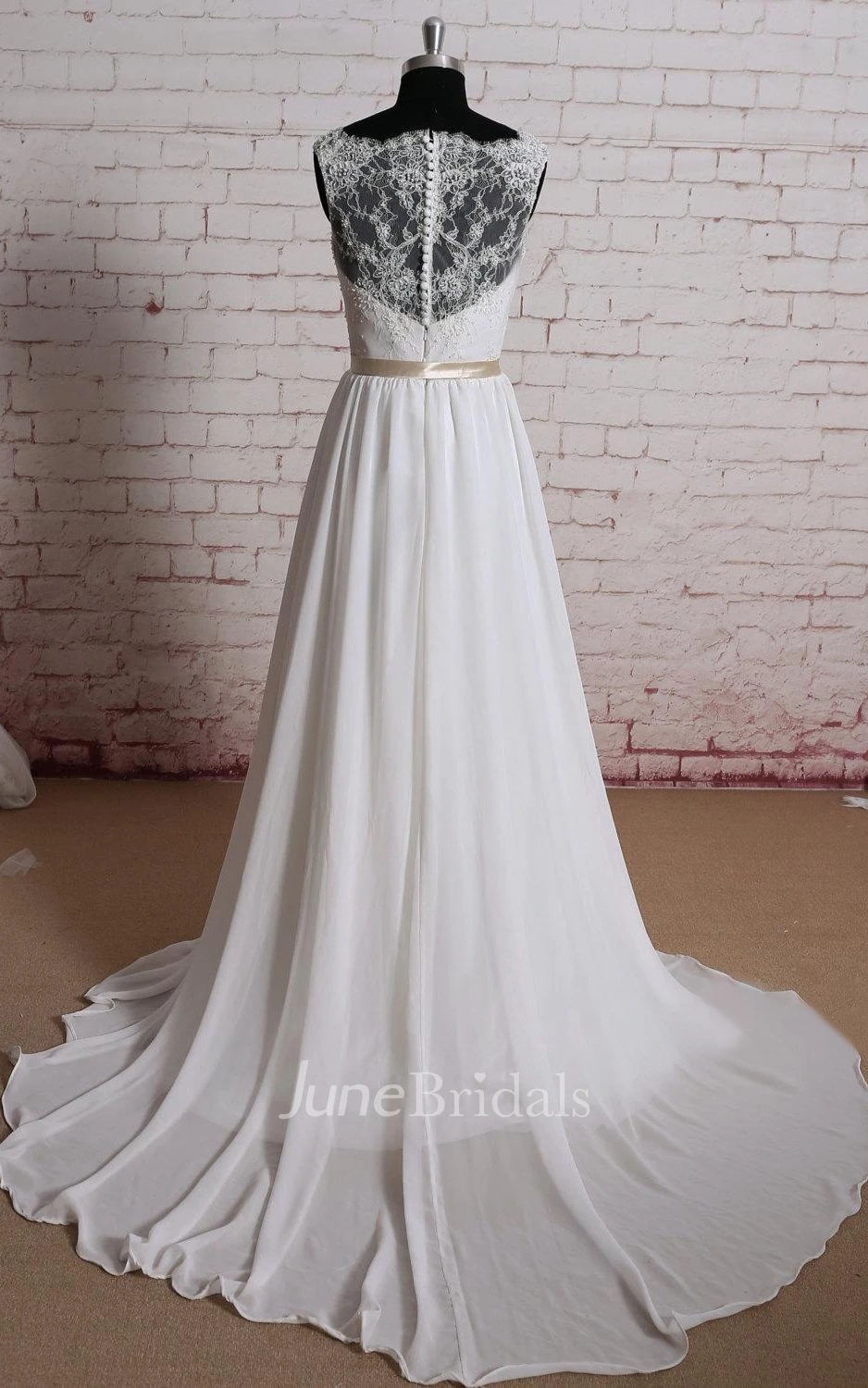 Scoop Neck Sleeveless A-Line Chiffon Wedding Dress With Lace Bodice