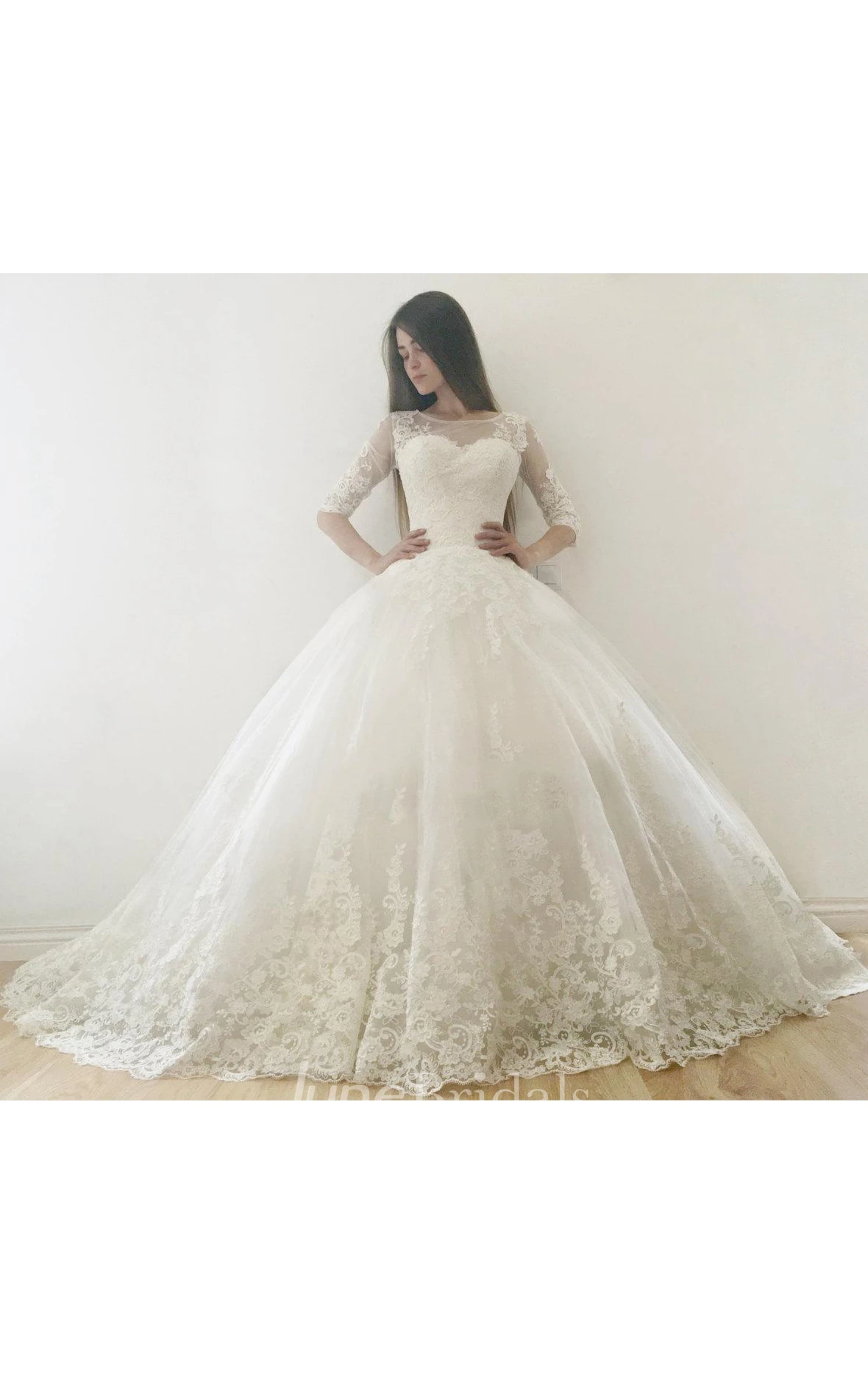 Ball Gown Tulle Lace Satin Weddig Dress With Button