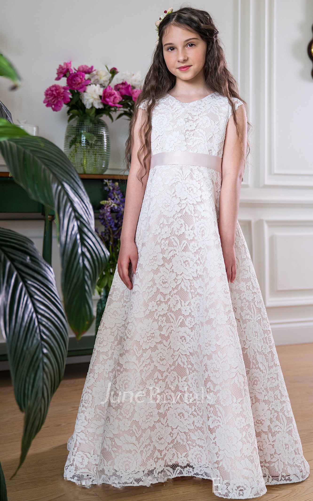Elegant Bateau Short Sleeve Brush Train Lace A Line