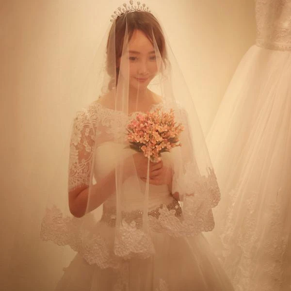 Elegant Half-Sleeve Tulle Lace Wedding Dresses A-Line With Crystal