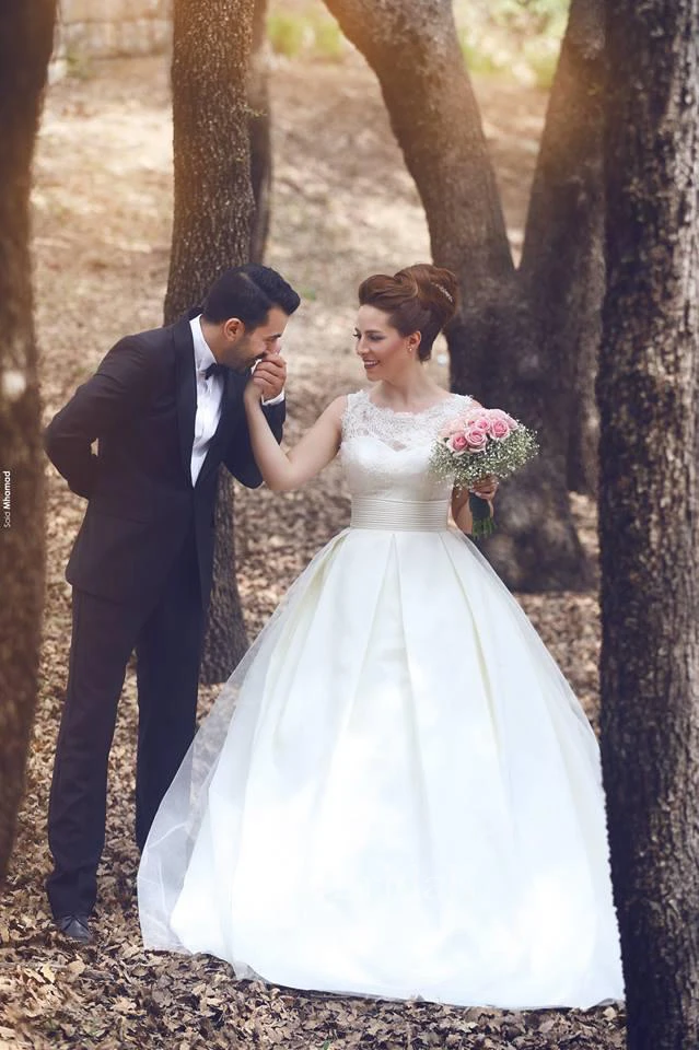 Elegant Ball Gown Illusion Wedding Dress Lace Appliques Sleeveless