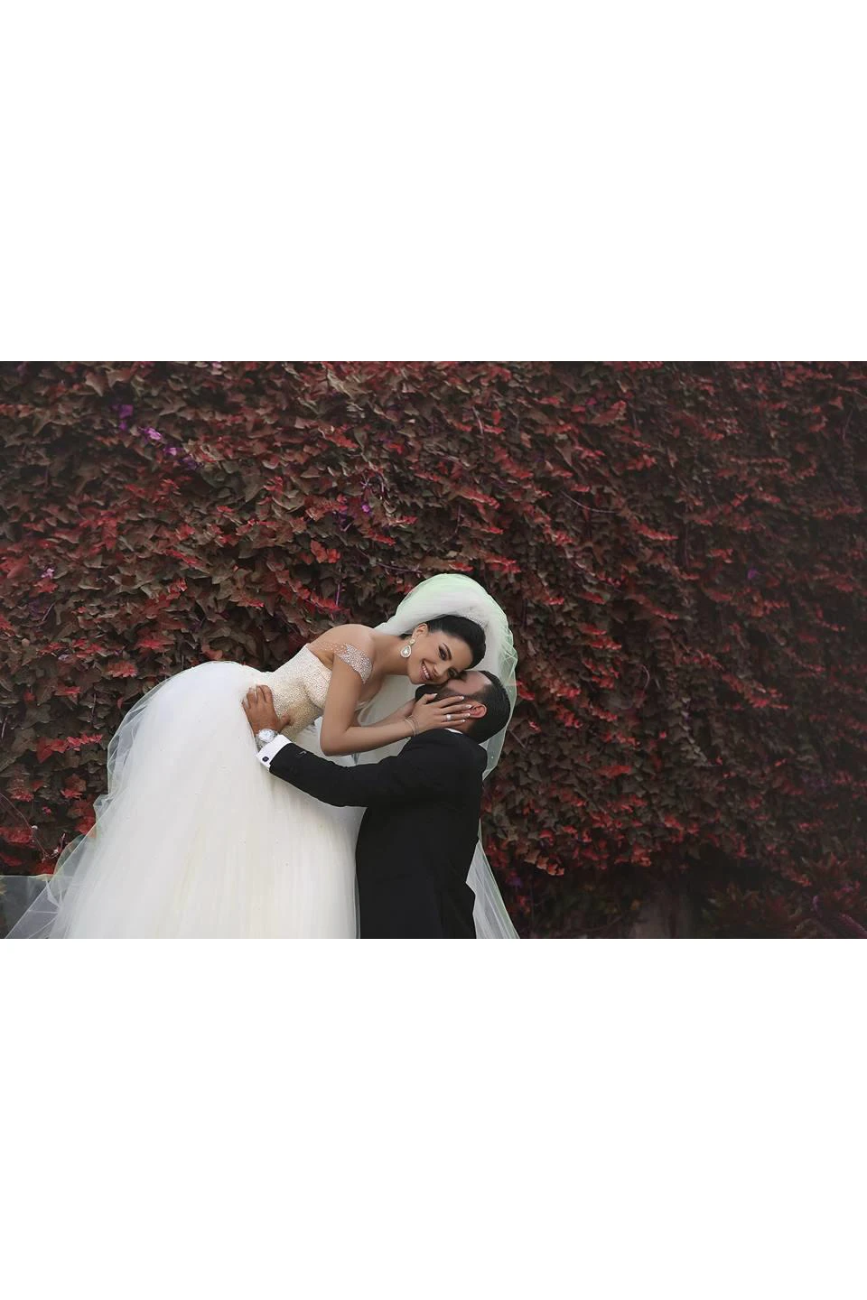 Elegant Off-shoulder Tulle Wedding Dress Ball Gown With Beadings