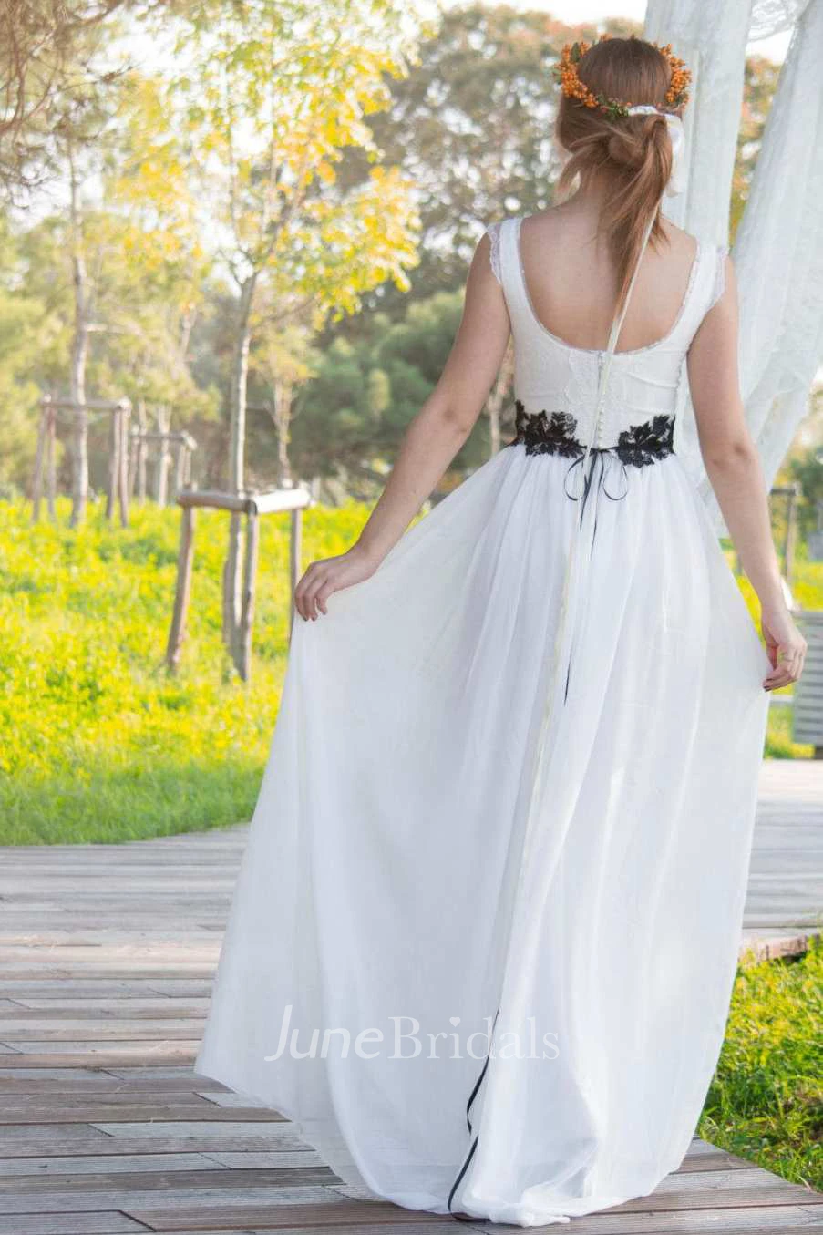 Bateau Sleeveless Chiffon Pleated Floor-Length Wedding Dress With Appliques