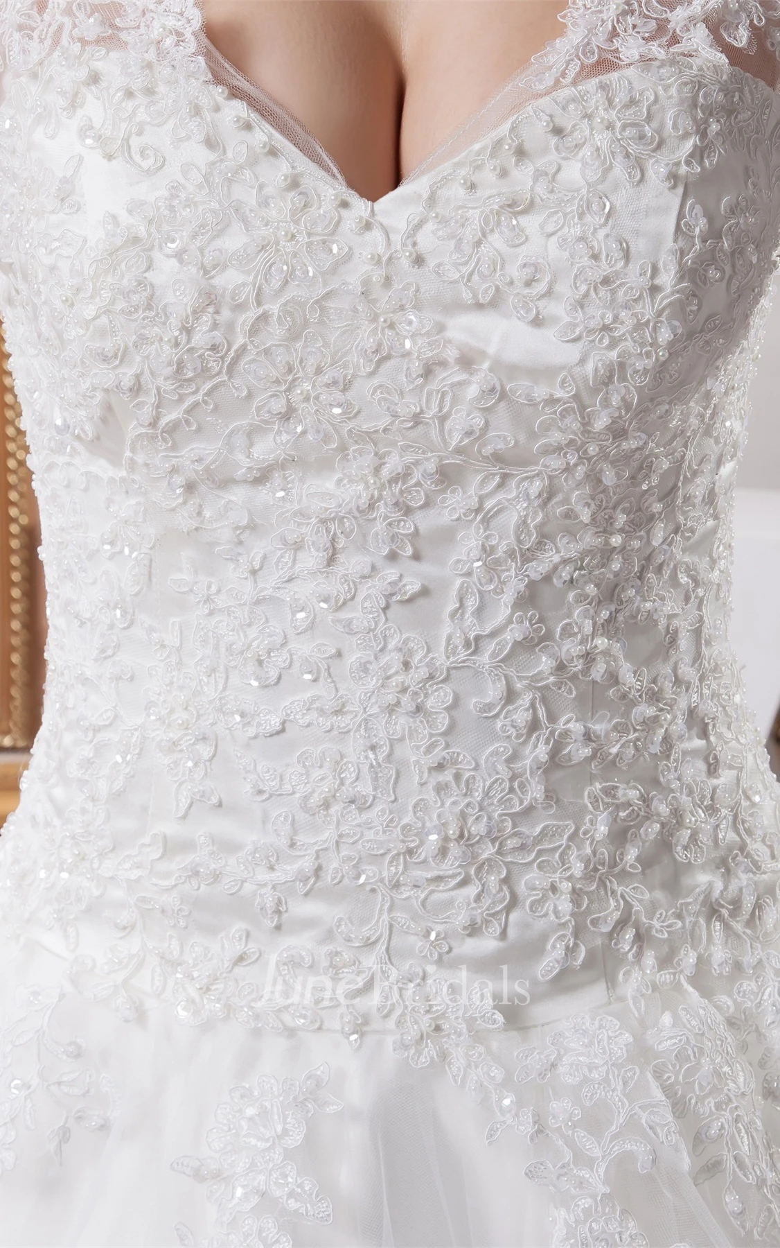 Plunged Caped-Sleeve Tulle A-Line Gown with Appliques