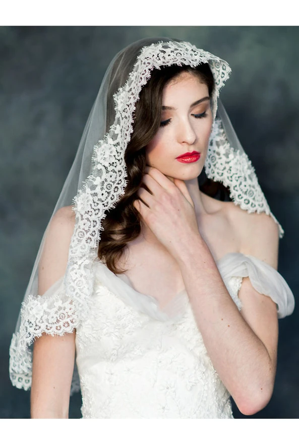Short Cute Wedding Veil with Lace Appliques