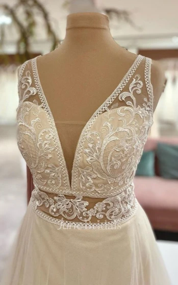 Simple Floor-length Sleeveless Tulle A Line Open Back Wedding Dress with Appliques