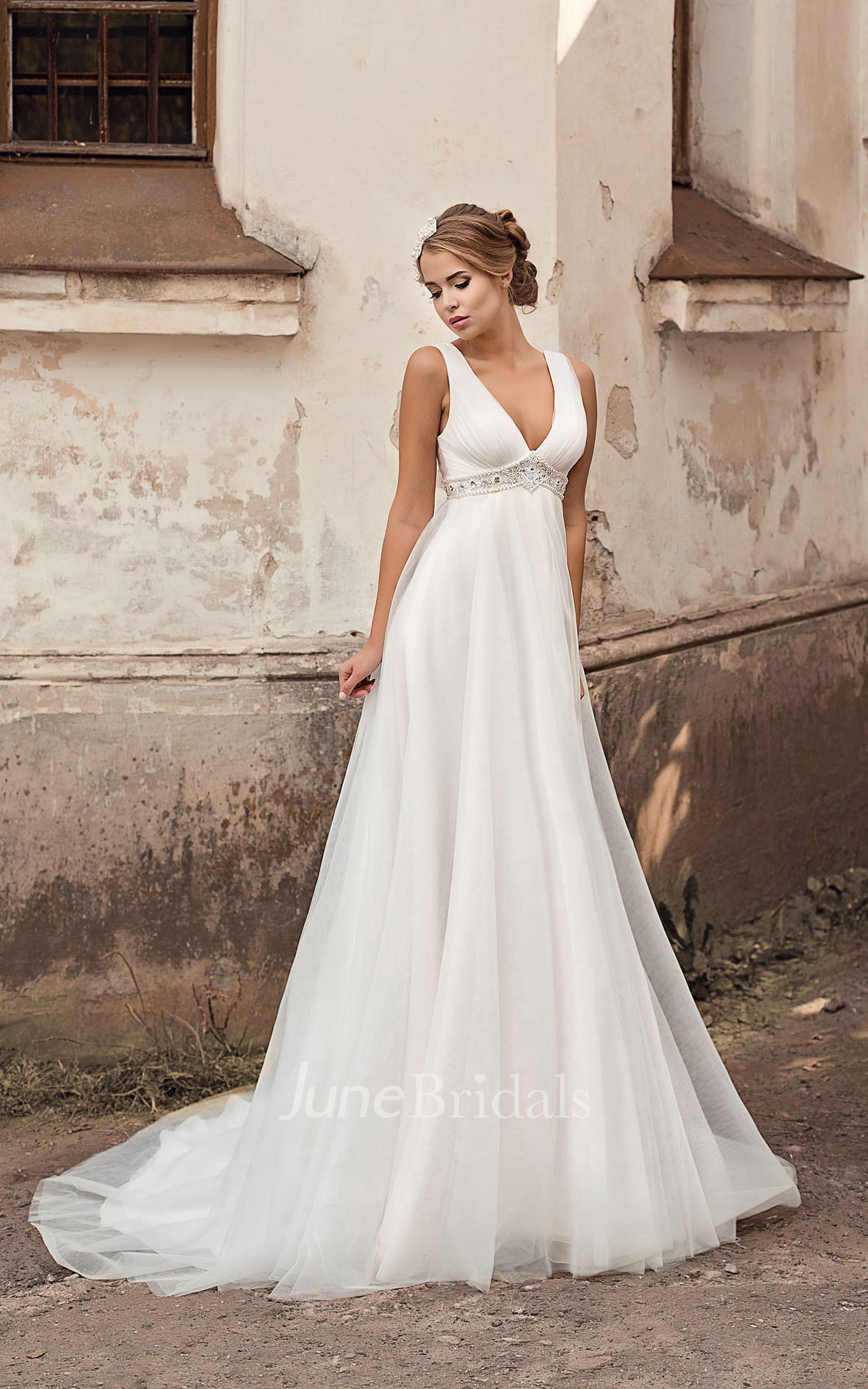 A line v 2024 neck chiffon wedding dress