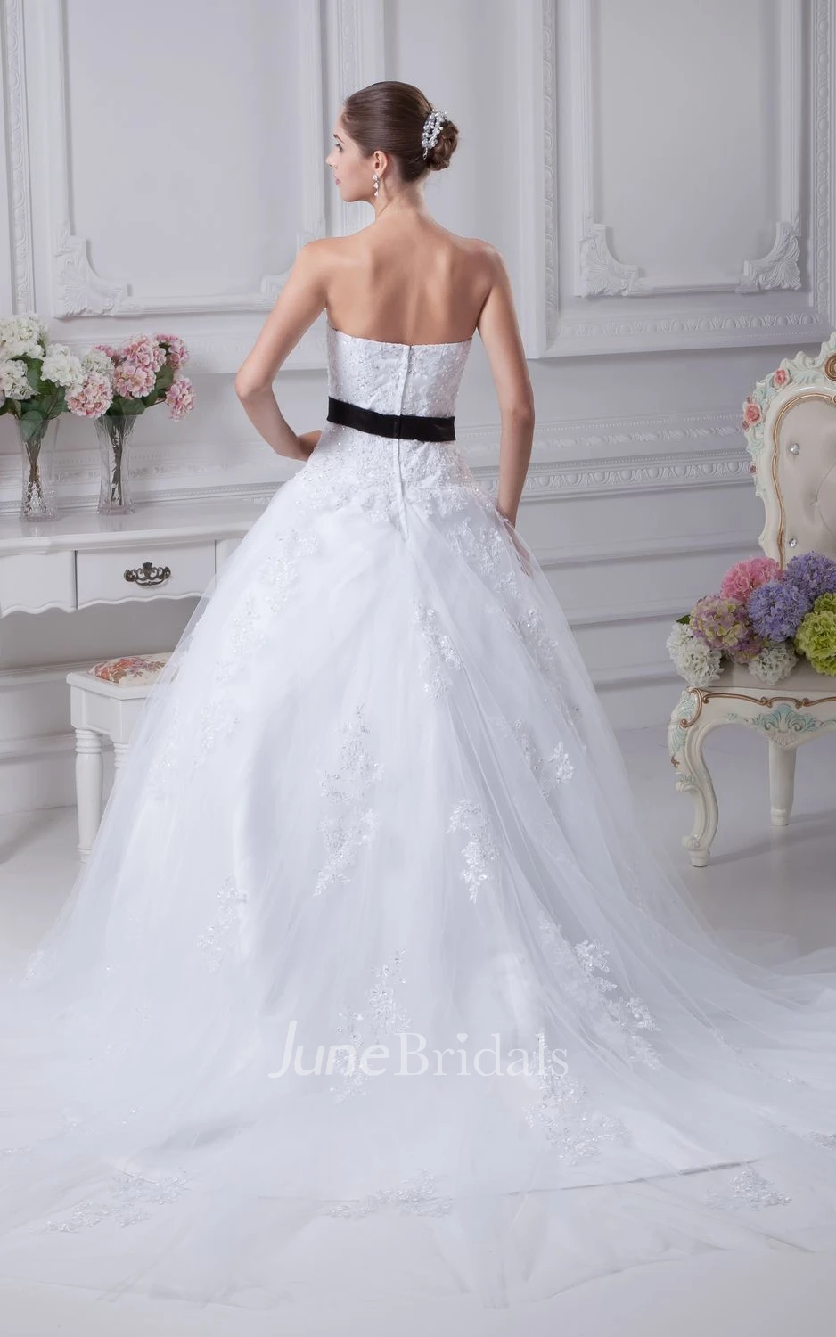 Elegant Sweetheart A-Line Ball Gown With Appliques and Flower