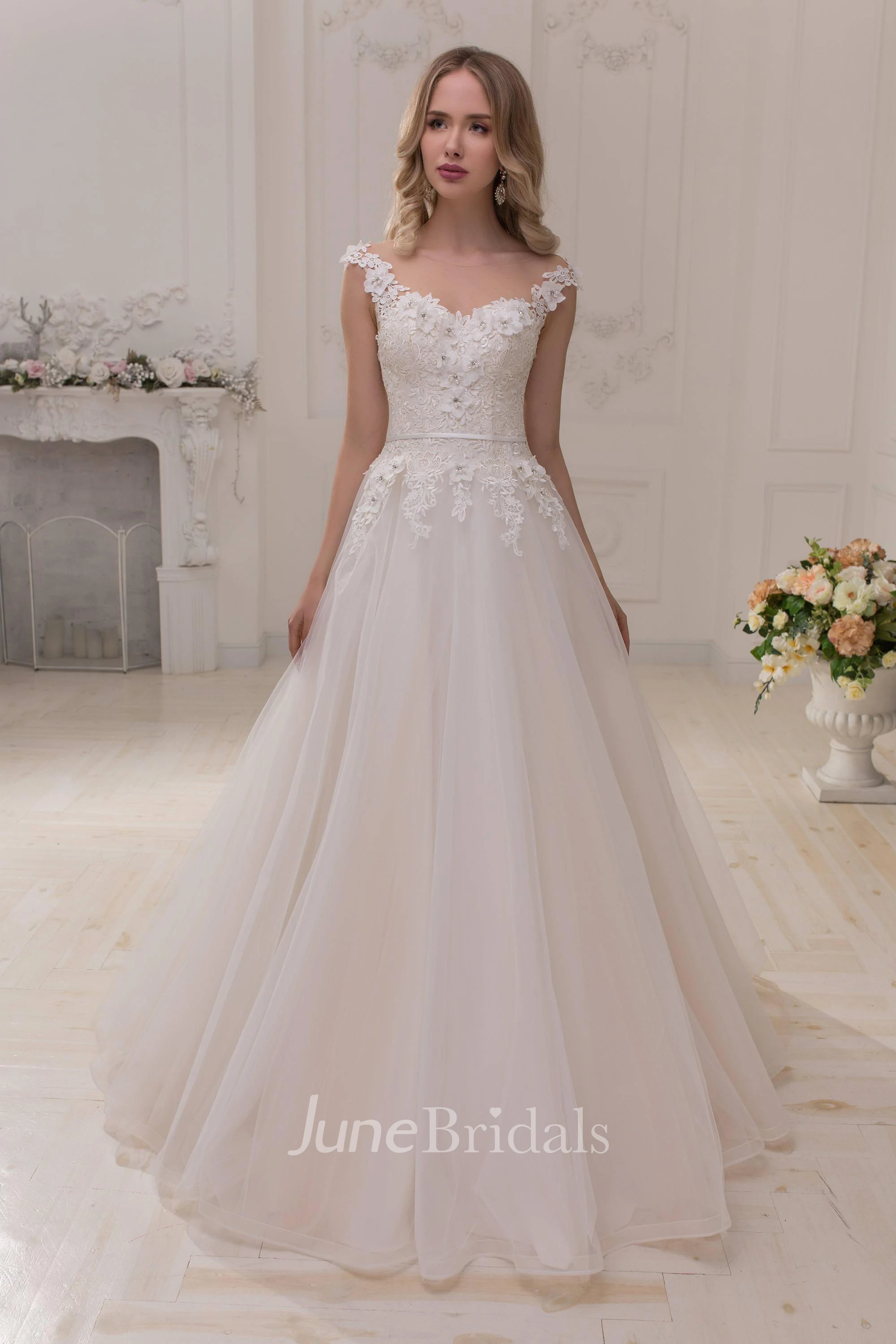 Scoop-Neck Cap-Sleeve A-Line Tulle Ball Gown Wedding Dress With Appliques