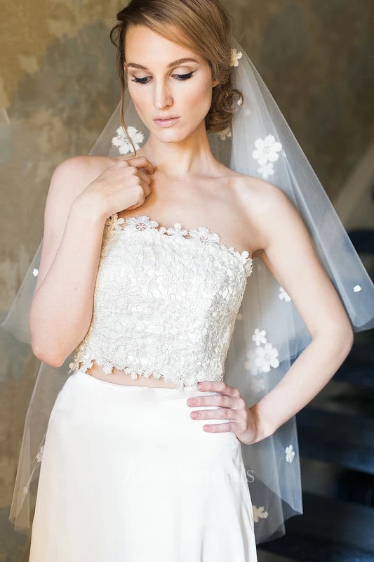 Sweet Flower Petals Short Wedding Veil