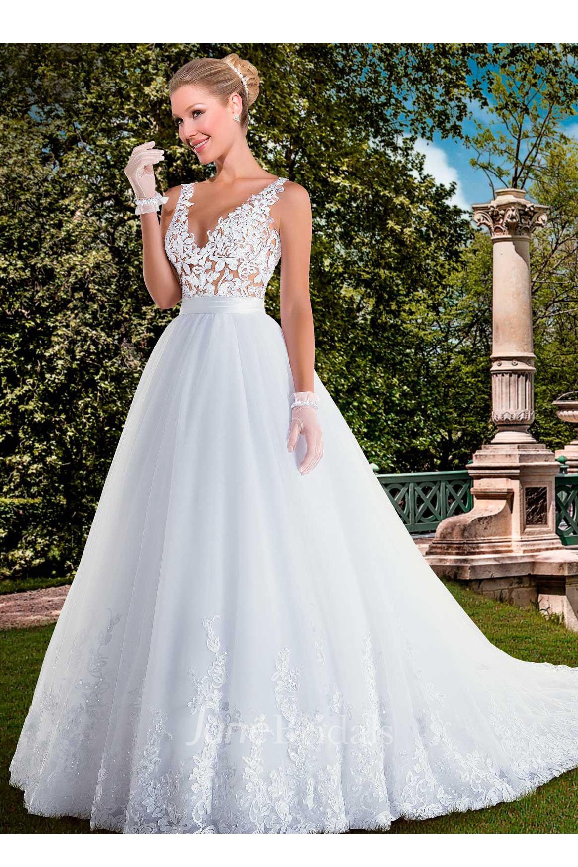Delicate V-neck Tulle Lace Wedding Dress Appliques Sweep