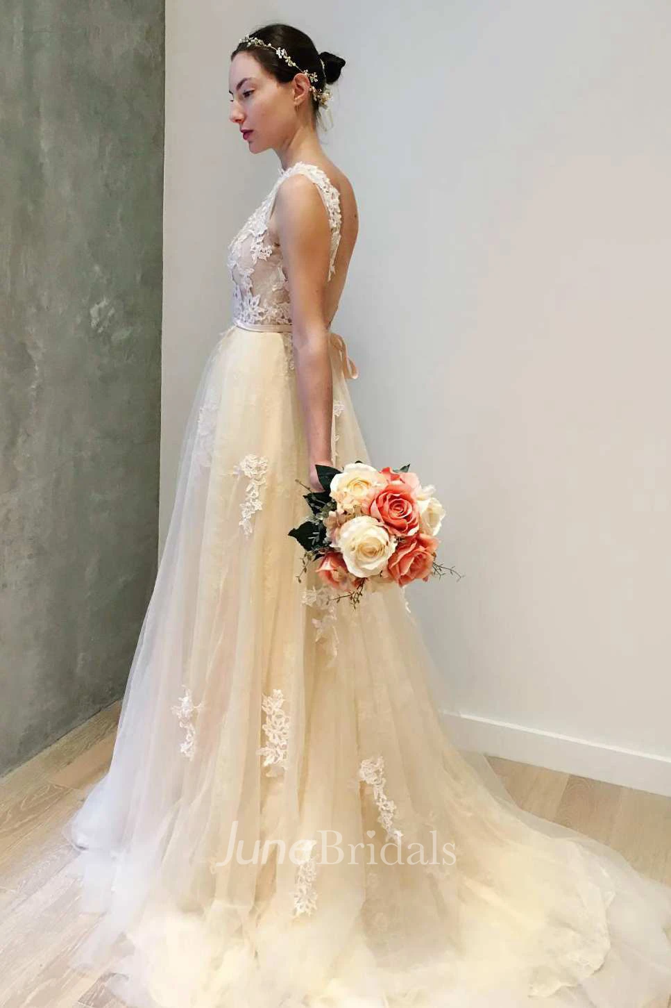 Scoop-Neck Sleeveless A-Line Tulle Wedding Dress With Appliques Deep-V Back