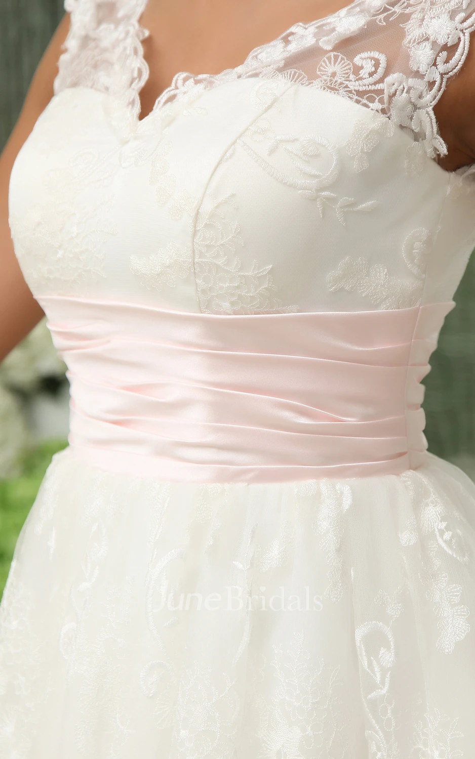 Short Sweetheart Sleeveless Exquisite Gown With Lace Applique