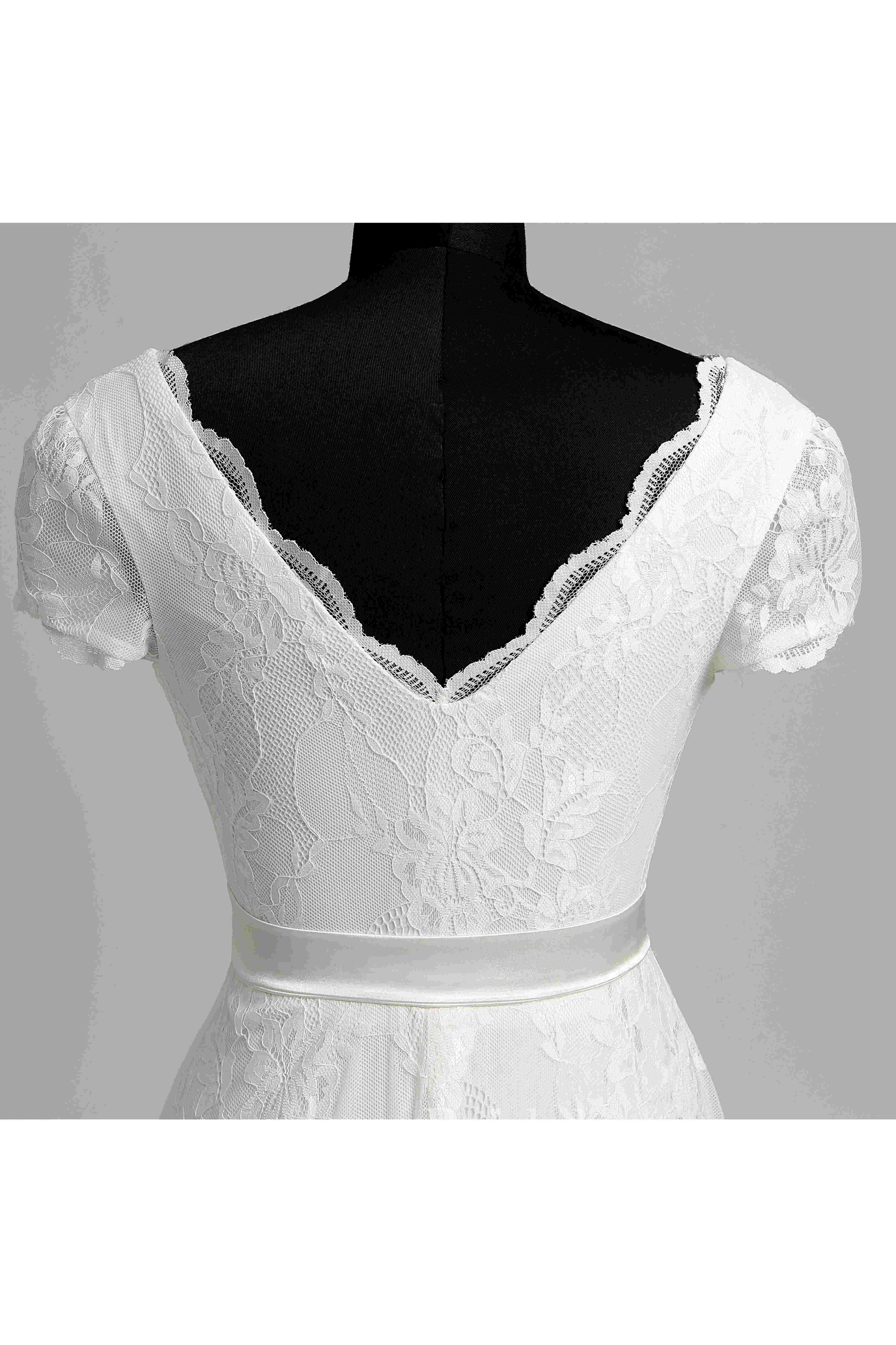 Elegant Scalloped V-neck Long Lace Wedding Dress