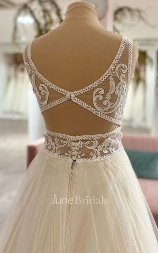 Simple Floor-length Sleeveless Tulle A Line Open Back Wedding Dress with Appliques