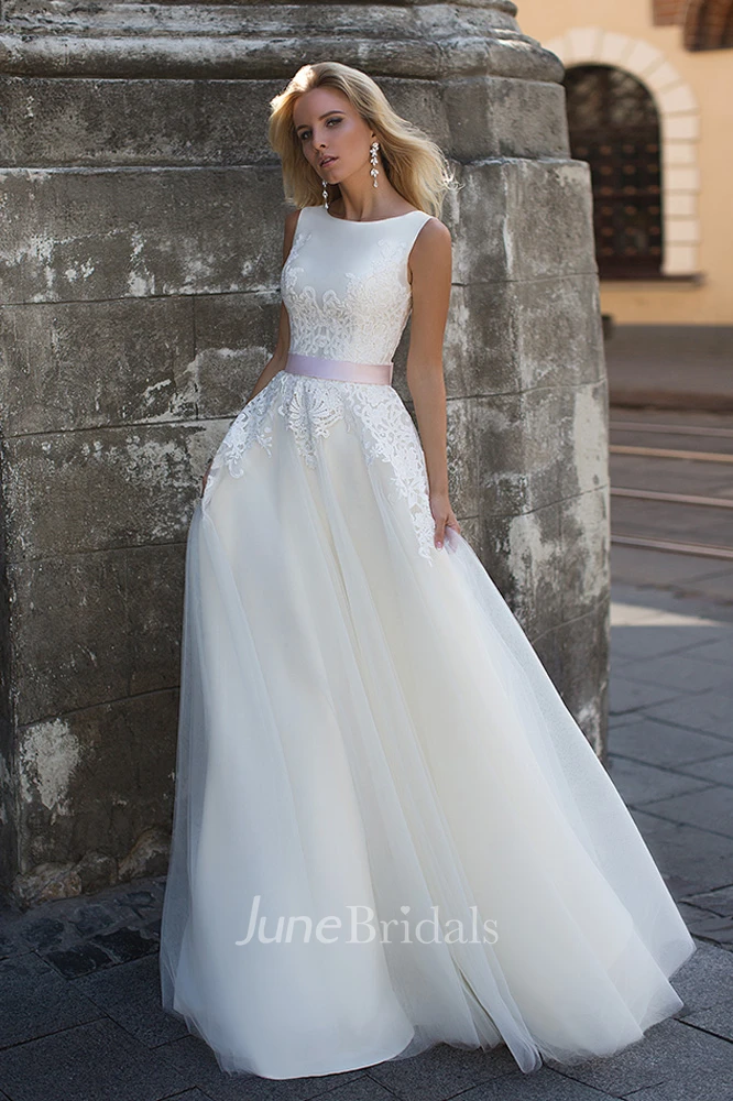 Elegant Chiffon and Tulle Scoop-neck Corset Back Wedding Gown with Applique