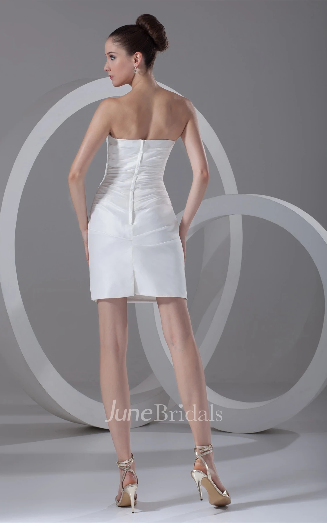 strapless short body-fitting dress with ruched design