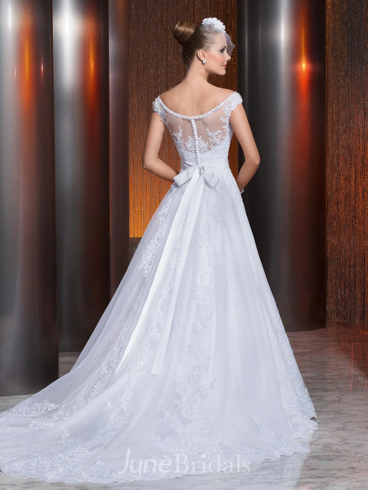 Gorgeous Scoop Lace Appliques A-Line Wedding Dress With Train