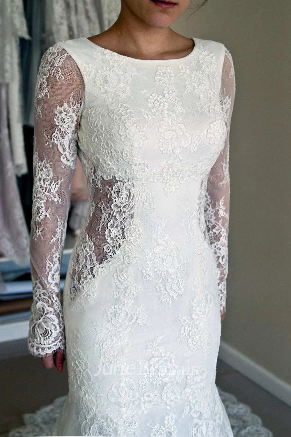 Scoop-Neck Lace Long Sleeve Backless Wedding Dress With Chapel Train