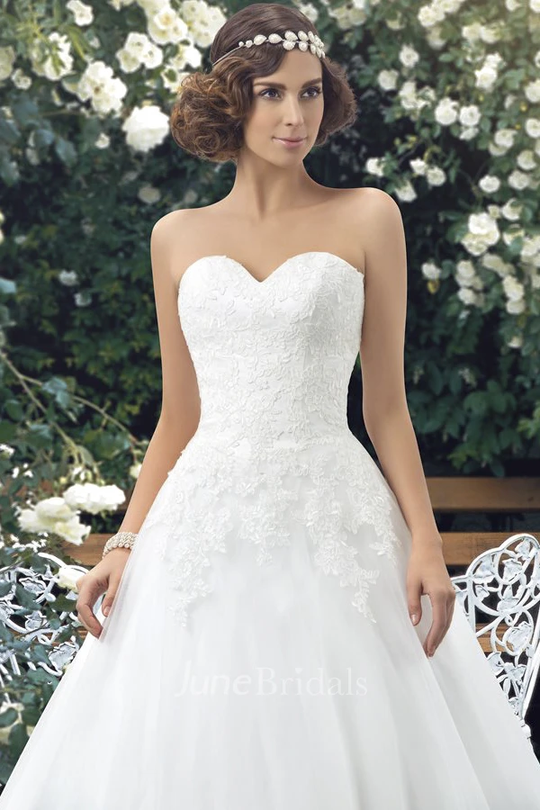 Sweetheart Ball Gown Lace Appliqued Sleeveless Wedding Dress With Buttons
