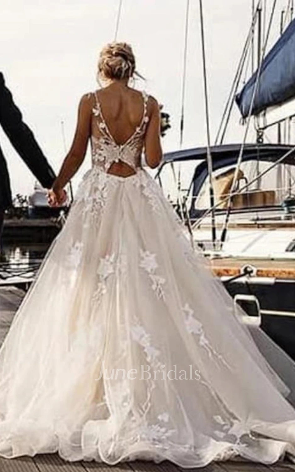 Beach Princess A-Line Boho Lace Ivory Wedding Dress Sexy Floral Organza Court Train Sleeveless Backless Bridal Gown with Appliques