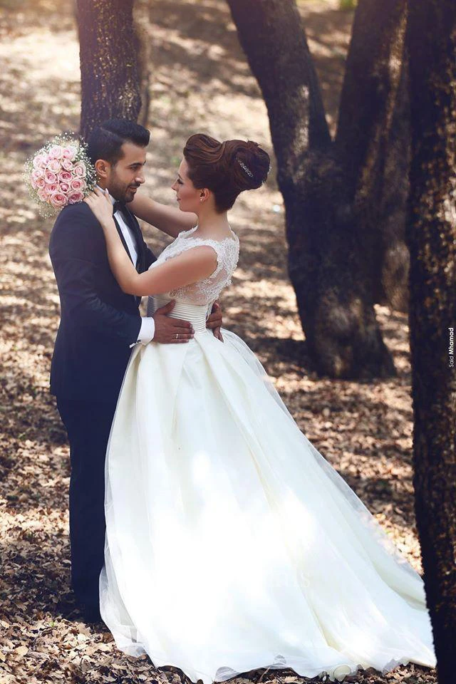 Elegant Ball Gown Illusion Wedding Dress Lace Appliques Sleeveless