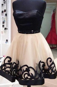 Elegant Sweetheart Short Tulle Homecoming Dress With Beadings
