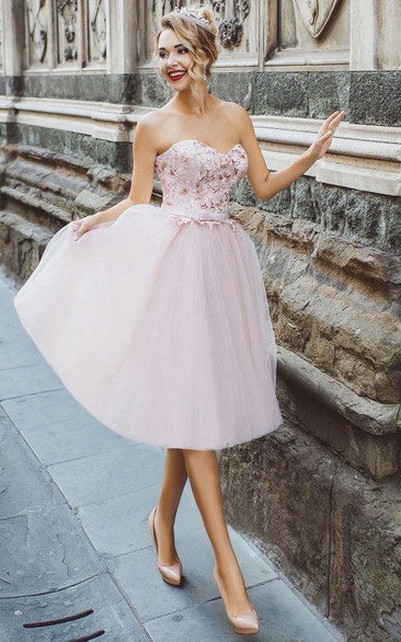 A-Line Knee-Length Sweetheart Sleeveless Tulle Appliques Pleats Lace-Up Dress