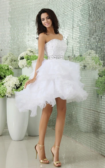 Sexy Modern Strapless Short Beach Wedding Dress Elegant Ethereal Sweetheart Tulle Bridal Gown with Crystal Detailings and Ruffles