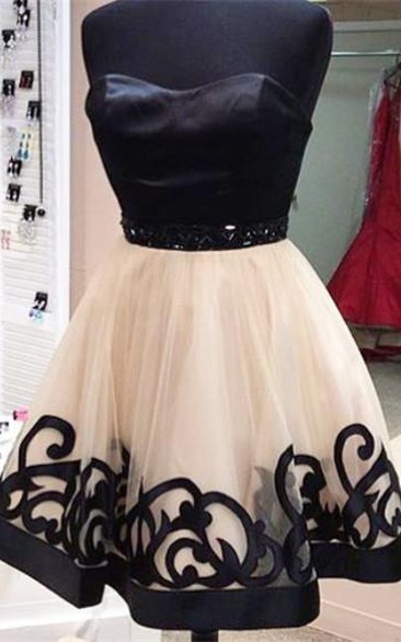 Elegant Sweetheart Short Tulle Homecoming Dress With Beadings