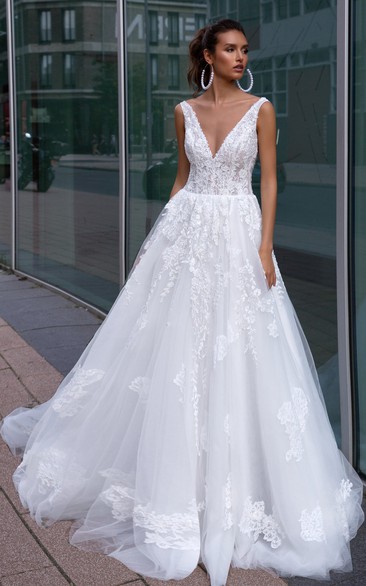 Sexy Ball Gown Sleeveless Lace Wedding Gown with Train