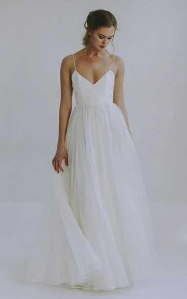 Sexy A-line Spaghetti Straps Wedding Gown With Tulle