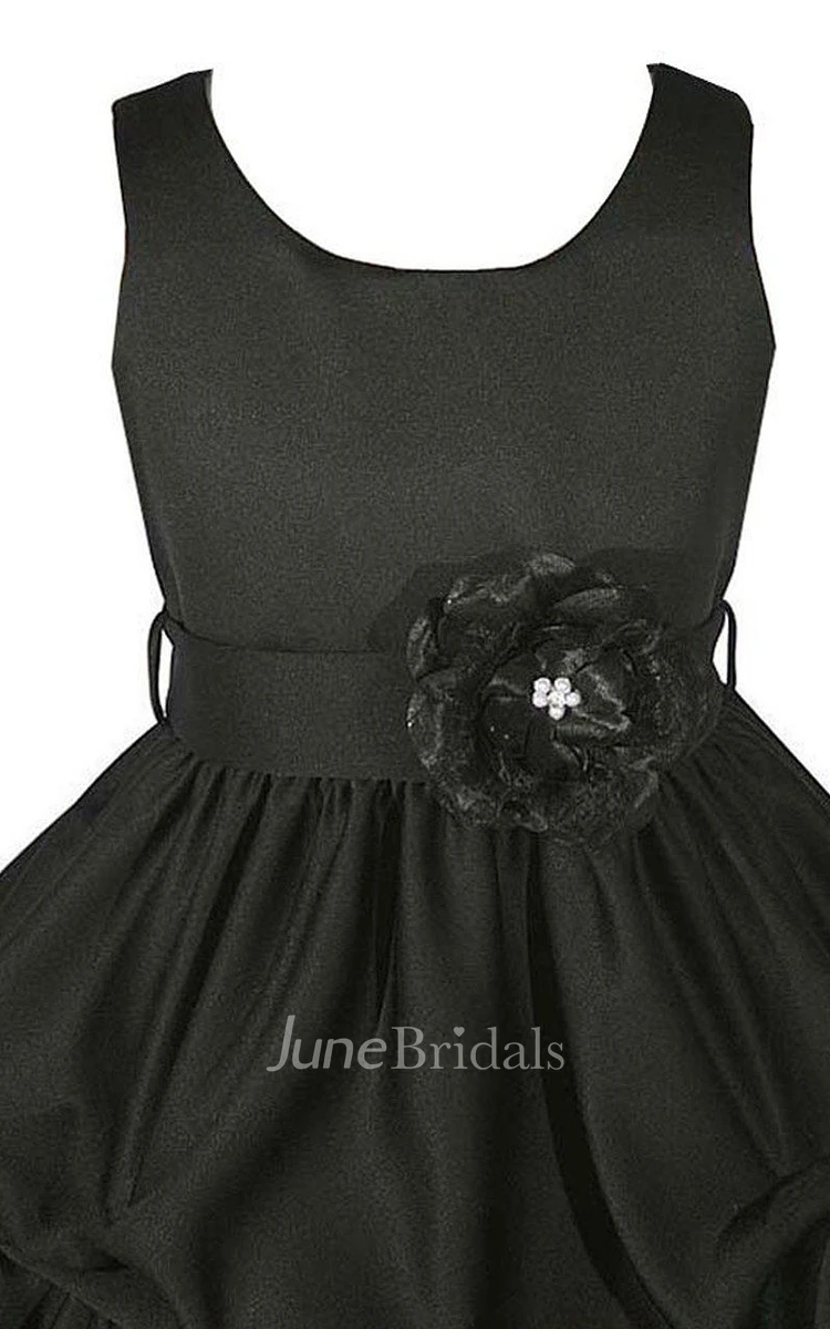 Sleeveless Ruffled Dress With Scoop Neck and Flower