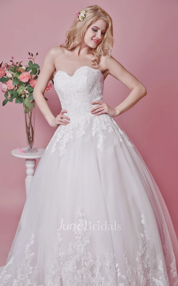 Vintage-inspired Floral Motif Wedding Dress With Train