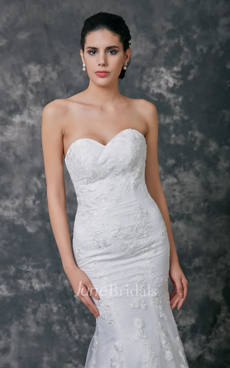 Fit and Flare Sweetheart Strapless Lace Dress With Court Train