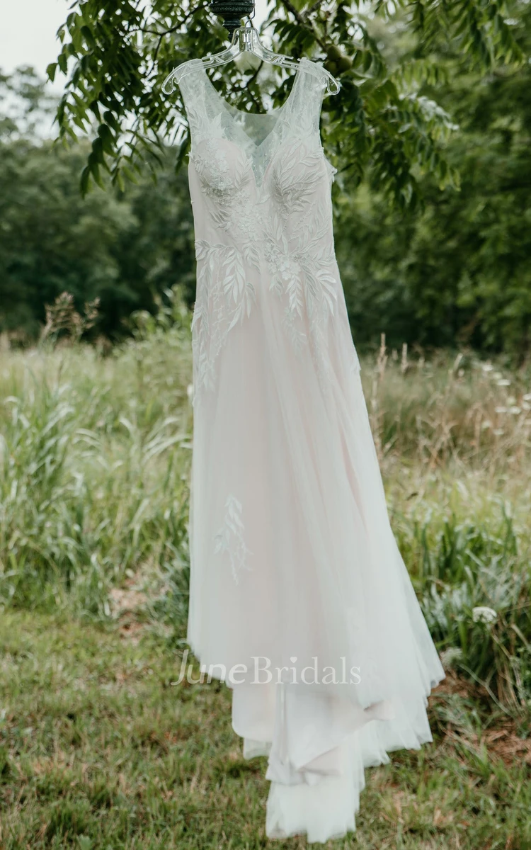Bohemian A-Line Lace Tulle Wedding Dress With V-neck And Appliques